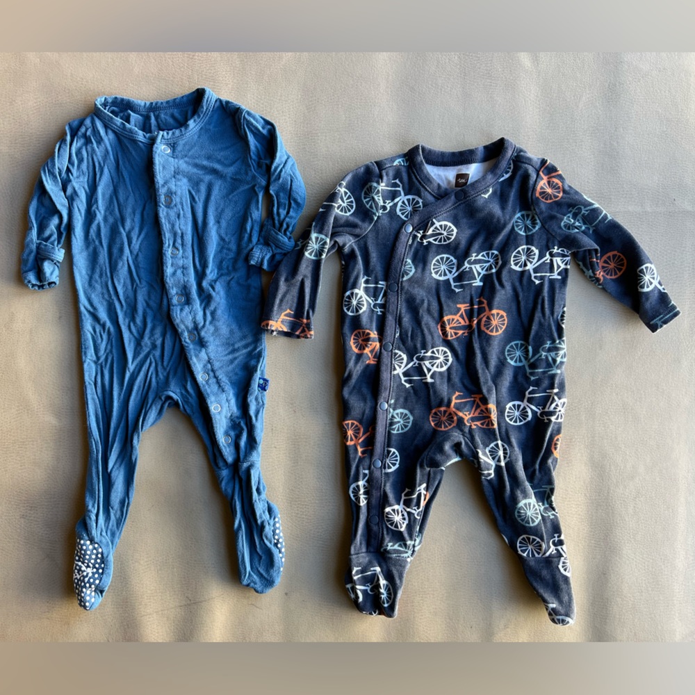 Bundle of 2 baby pajamas (tea collection and kickee pants) size  0-3 in VGUC